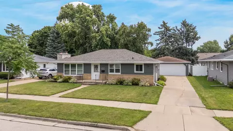 2212 N Summit St, Appleton, WI 54912