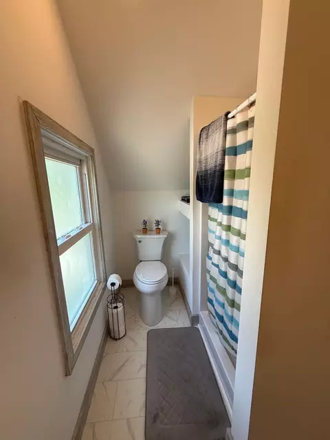 Bath - 506 E Spring St, Appleton, WI 54911 photo 4 of 6