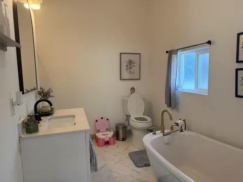 Bath - 506 E Spring St, Appleton, WI 54911 photo 3 of 6