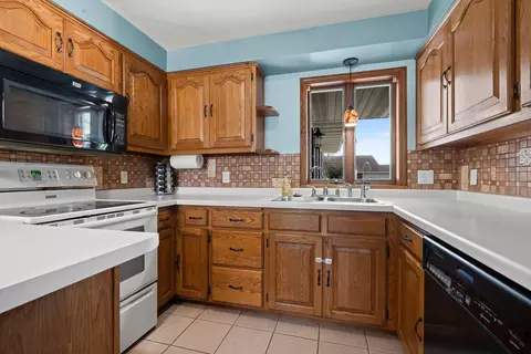 Kitchen - 2114 W Jonathon Dr, Appleton, WI 54914 photo 2 of 2