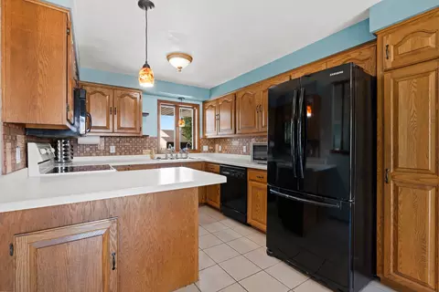Kitchen - 2114 W Jonathon Dr, Appleton, WI 54914 photo 1 of 2