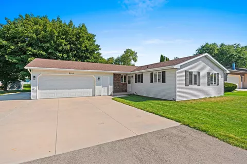 2114 W Jonathon Dr, Appleton, WI 54914