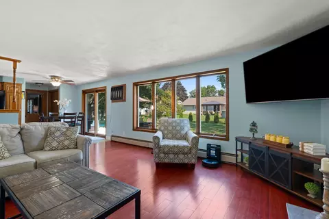 Living - 2114 W Jonathon Dr, Appleton, WI 54914 photo 2 of 5