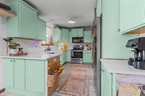 Kitchen - 2546 W Settlers Ct, Appleton, WI 54914 photo 3 of 4