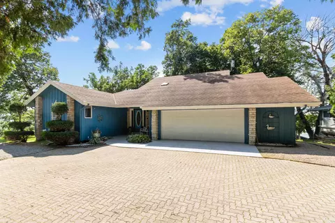 1096 Lakeshore Dr, Menasha, WI 54952