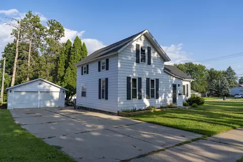 1210 S Pearl St, New London, WI 54961