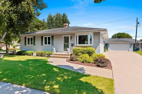 525 Marcella Ave, Combined Locks, WI 54113