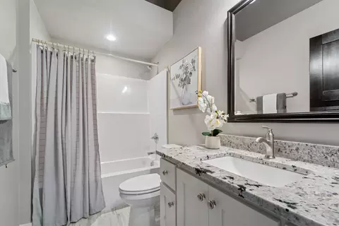 Bath - 2951 E Sunstone Pl, Appleton, WI 54913 photo 2 of 3