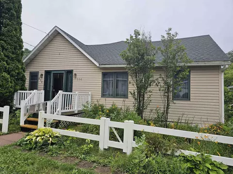206 E Sessions St, Waupaca, WI 54981