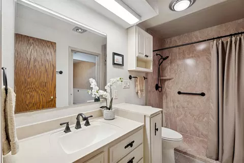 Bath - 2213 Sunrise Dr, Appleton, WI 54914 photo 3 of 4