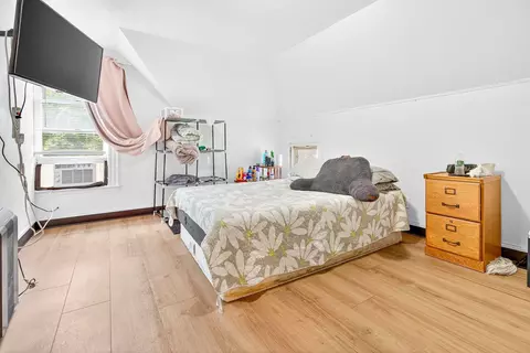 Bedroom - 1626 N Oneida St, Appleton, WI 54911 photo 5 of 10