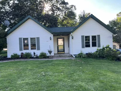 390 S Jackson St, Iola, WI 54945