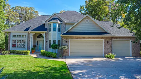 1055 Timber Run Dr, Neenah, WI 54956