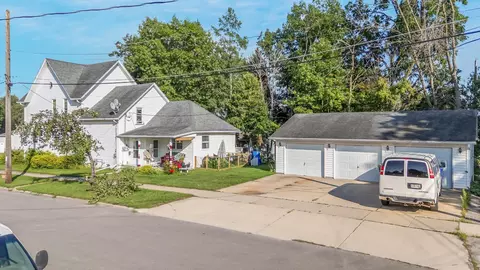 221 W 4th St, Kaukauna, WI 54130