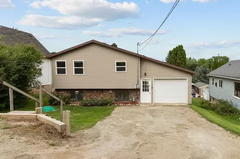 704 E 8th St, Kaukauna, WI 54130