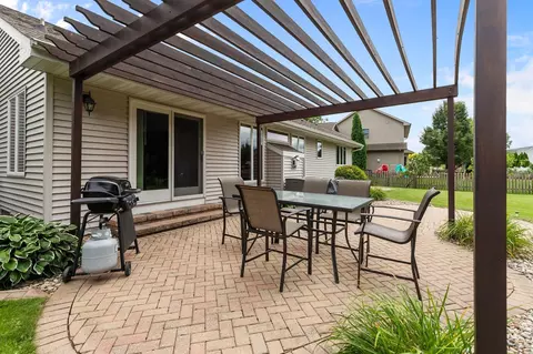 Exterior - 993 S Crocus Ln, Appleton, WI 54914 photo 3 of 5
