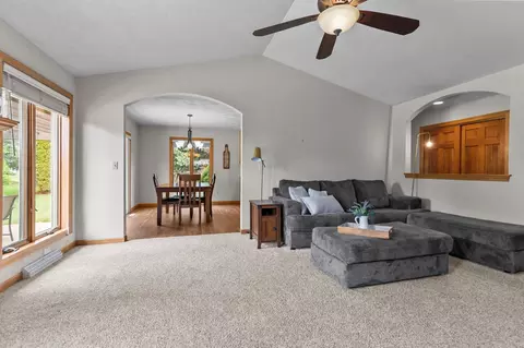 Living - 993 S Crocus Ln, Appleton, WI 54914 photo 2 of 3