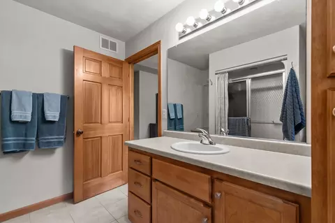 Bath - 993 S Crocus Ln, Appleton, WI 54914 photo 2 of 4