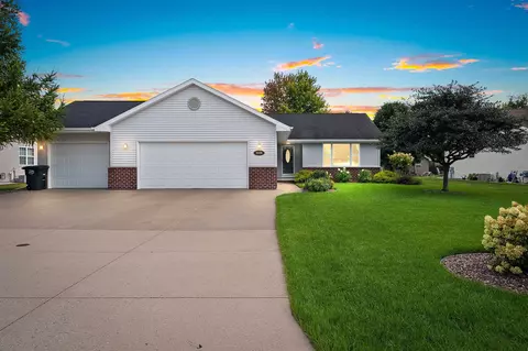 2339 Deer Prairie Dr, Neenah, WI 54956