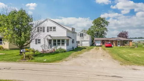 5652 W Reighmoor Rd, Omro, WI 54963