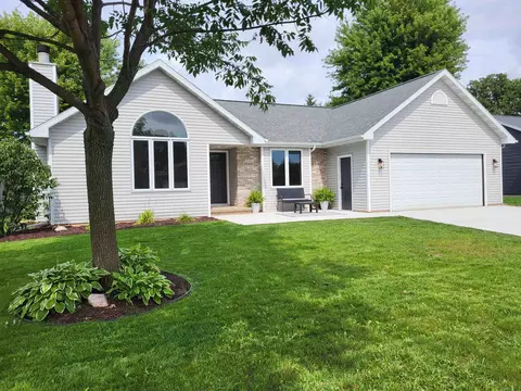 2000 Dreamfield Ln, Menasha, WI 54952