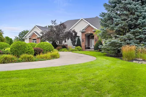 8202 Golf Course Dr, Neenah, WI 54956