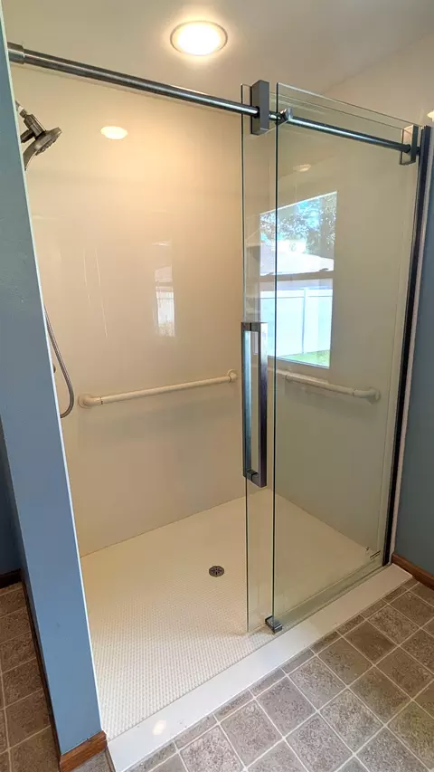 Bath - 2213 N Summit St, Appleton, WI 54914 photo 2 of 4