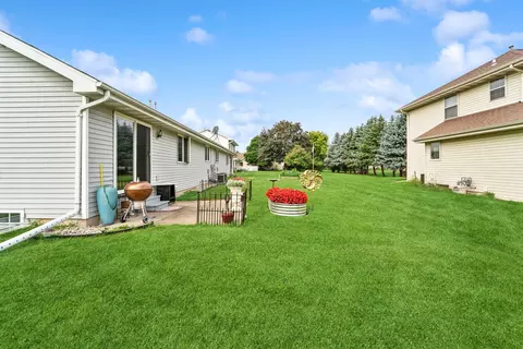Exterior - 1670 W Roselawn Dr, Appleton, WI 54914 photo 4 of 9