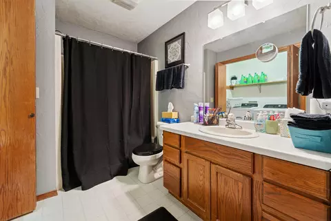 Bath - 1670 W Roselawn Dr, Appleton, WI 54914 photo 2 of 4