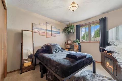 Bedroom - 1670 W Roselawn Dr, Appleton, WI 54914 photo 3 of 8