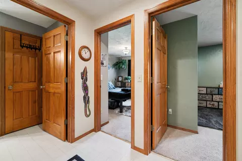 Entry Way - 1670 W Roselawn Dr, Appleton, WI 54914 photo 2 of 5
