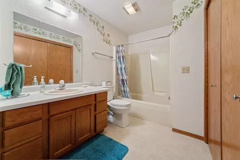 Bath - 1670 W Roselawn Dr, Appleton, WI 54914 photo 4 of 4