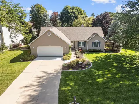 1028 S Prairie Creek Dr, Neenah, WI 54956