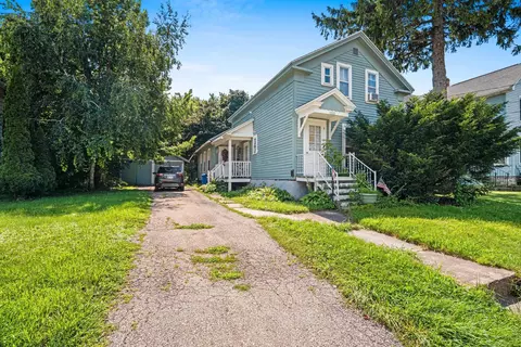 1013 Waugoo Ave, Oshkosh, WI 54901