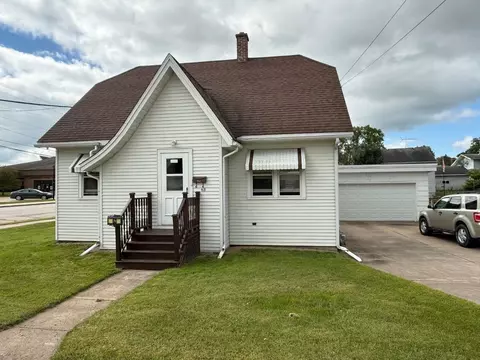 63 9th St, Clintonville, WI 54929