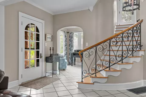 Entry Way - 815 S Pierce Ave, Appleton, WI 54914 photo 2 of 12