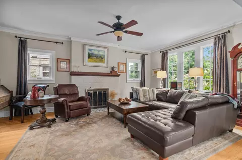 Living - 815 S Pierce Ave, Appleton, WI 54914 photo 1 of 5