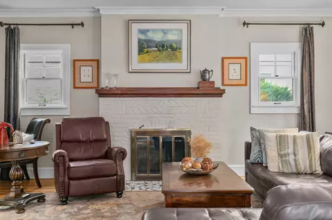 Living - 815 S Pierce Ave, Appleton, WI 54914 photo 2 of 5