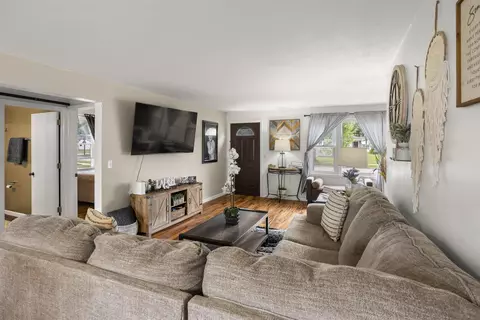 Living - 208 E 2nd St, Kimberly, WI 54136 photo 1 of 4