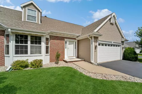 2505 Village Ln, Oshkosh, WI 54904