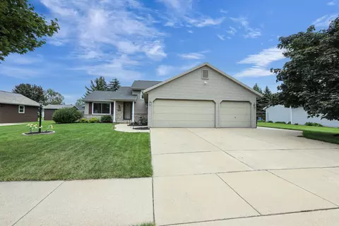 1800 Valley Ln, Little Chute, WI 54140