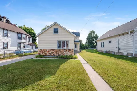 711 S 18th St, Manitowoc, WI 54220