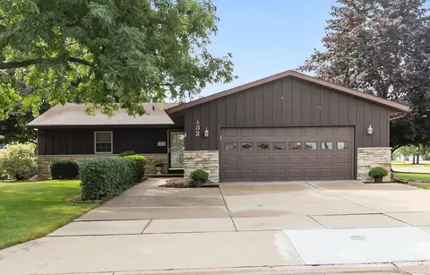 132 Lexington Ct, Neenah, WI 54956