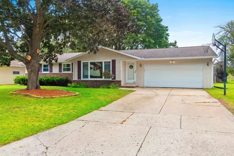 442 Robert Ln, Green Bay, WI 54311