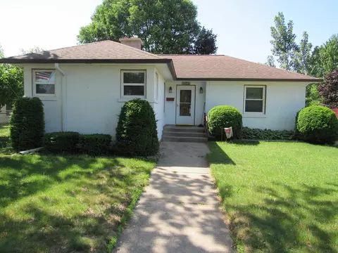 2007 17th Ave, Menominee, MI 49858