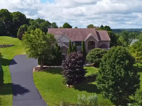585 Overlook Pass, Fredonia, WI 53021