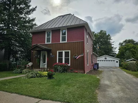 113 N State St, Waupaca, WI 54981