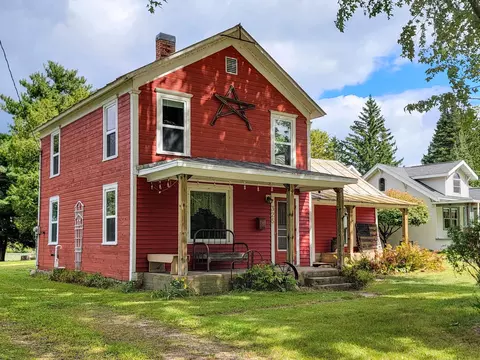 325 Water St, Iola, WI 54945