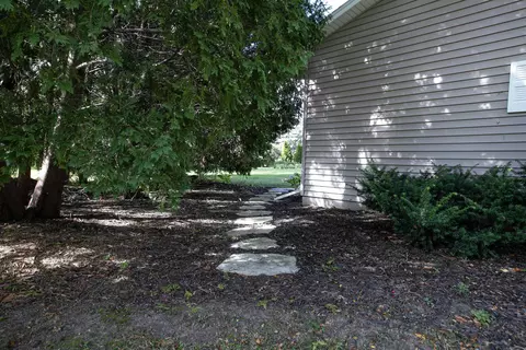 Exterior - 1015 E Marnie Ln, Appleton, WI 54911 photo 2 of 8