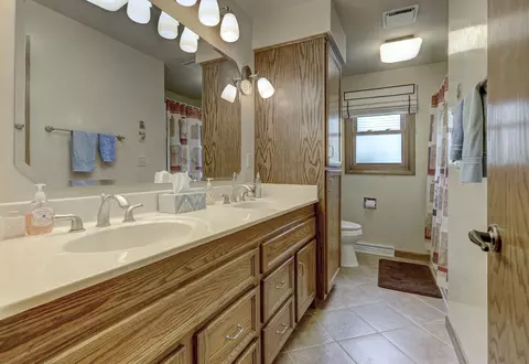 Bath - 1015 E Marnie Ln, Appleton, WI 54911 photo 1 of 1